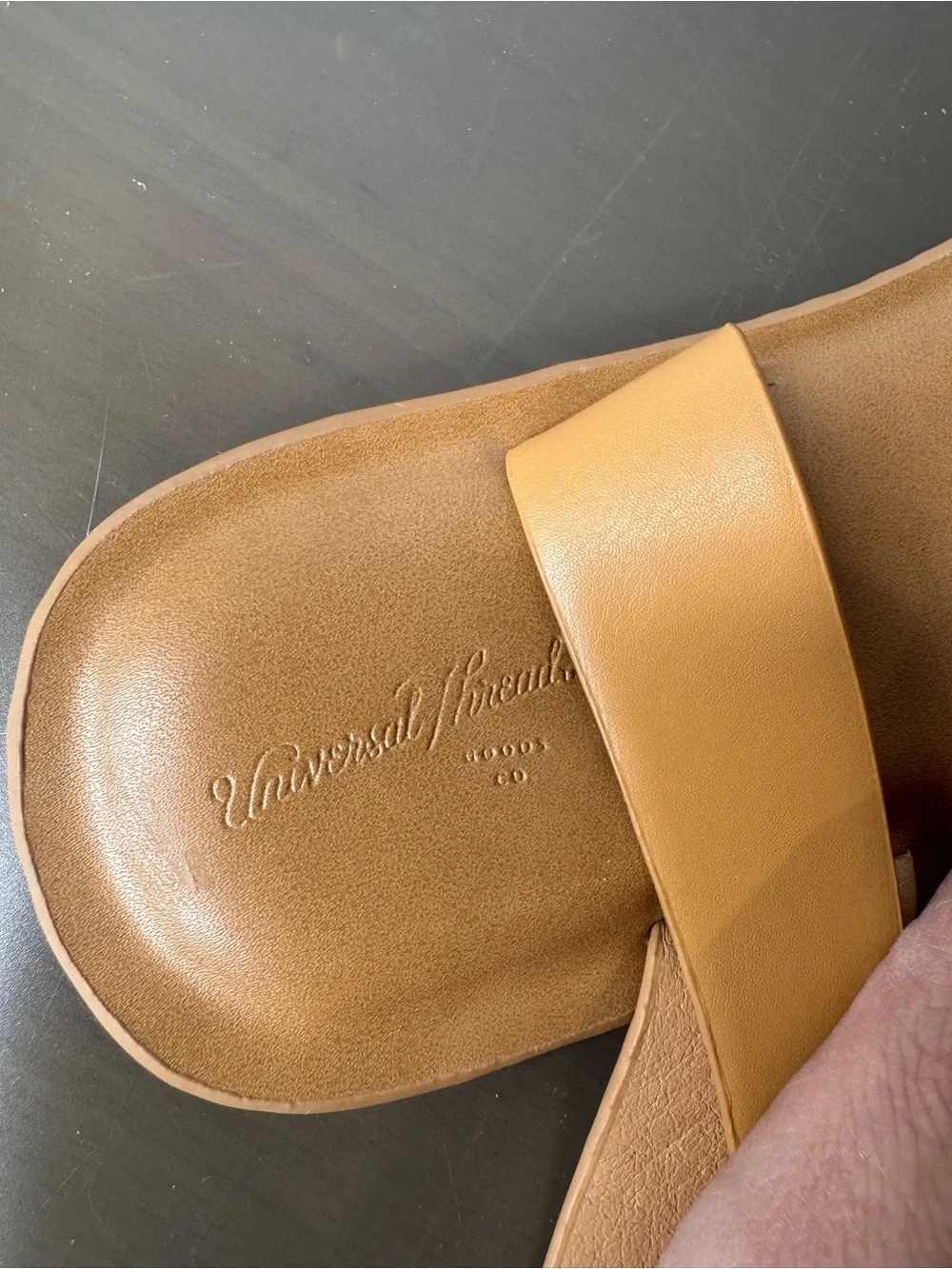 NWOT 9.5 women’s Universal Thread Tan Strappy Toe-Loop Ankle Sandals